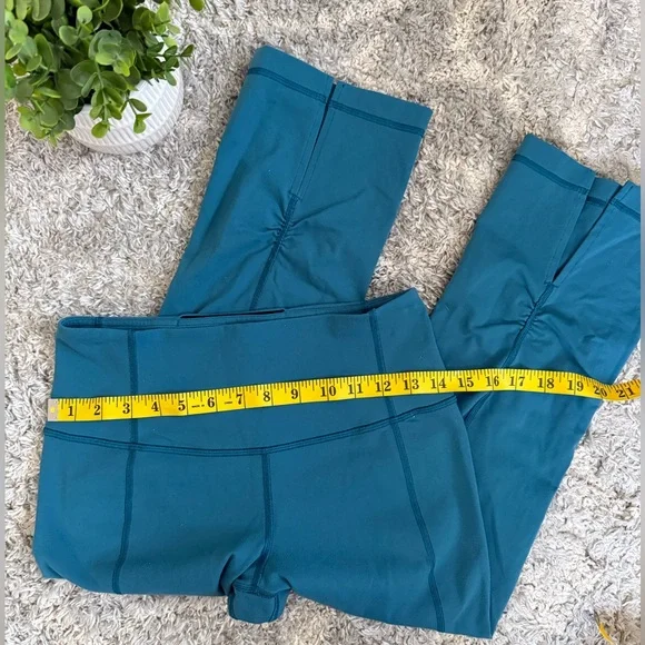 Lululemon Gather and Crow Cropped Leggings 21” - Picture 4 of 9